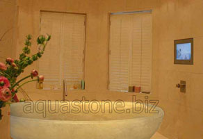 ванна виготовлена з натурального каменю - травертин.