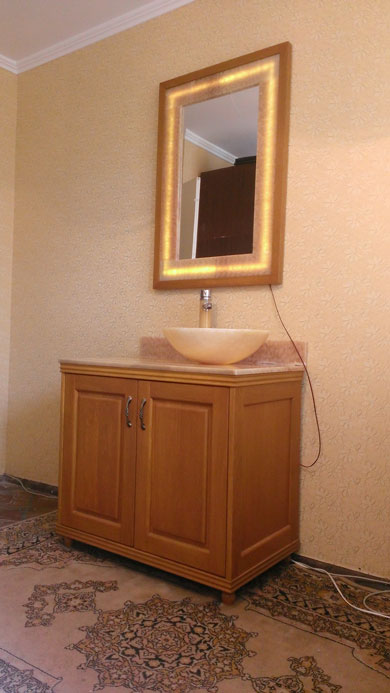 тумба с зеркалом для ванной комнаты подсвеченные