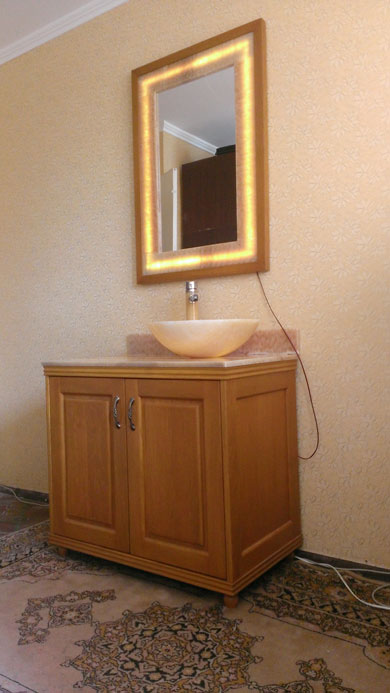 тумба і дзеркало з оніксу підсвічені зсередини