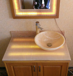 Schrank und Badezimmerspiegel mit natürlichem Onyx mit Hintergrundbeleuchtung verziert